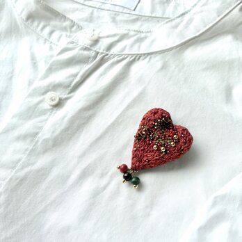 ころんとしたウッドビーズゆれる セピア色(赤茶色)のハート刺繍ブローチの画像