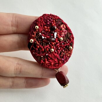 "autumn berry" 刺繍オーバル型ブローチの画像