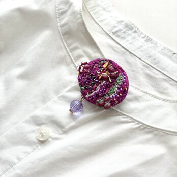 grape grape！色の変化も楽しめる　刺繍オーバル型ブローチの画像
