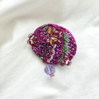 grape grape！色の変化も楽しめる　刺繍オーバル型ブローチ