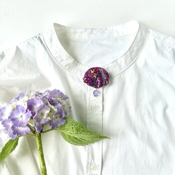 grape grape！色の変化も楽しめる　刺繍オーバル型ブローチの画像