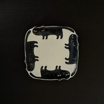 kazahana+　|　4匹のねこ　四角大皿　（クロネコ白皿）の画像