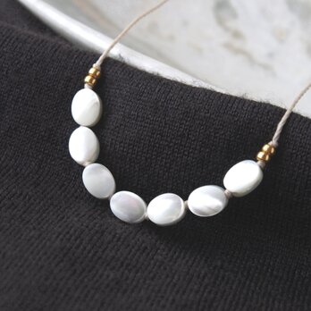 White Oval Short Necklace（マザーオブパール）の画像