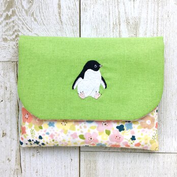 お座りアデリーペンギンの刺繍ポケットティッシュケース（フラワー）の画像