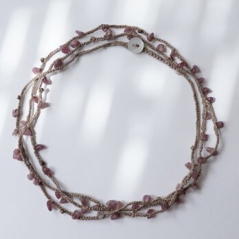 ピンクトルマリン刺繍糸のロングネックレスの画像