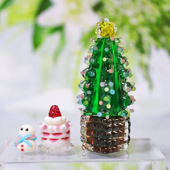ガラスのクリスマスツリーとケーキ＆雪だるまの画像