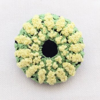 ミモザの花リース③刺繍ブローチの画像