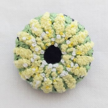 ミモザの花リース③刺繍ブローチの画像