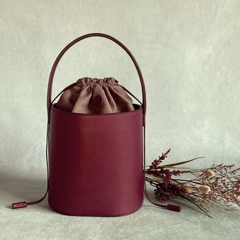 上質イタリアンレザーのバケットバッグ　ワイン　◆リバーシブル巾着袋付きの画像