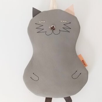 グレーの猫ポーチ