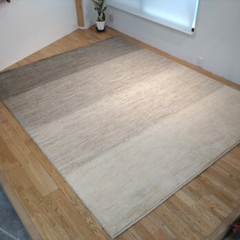 夏は涼しく冬は暖かい天然ラグ トライバル絨毯デザイン　ガゼニラハット 　無染めのウール　247x198cmの画像