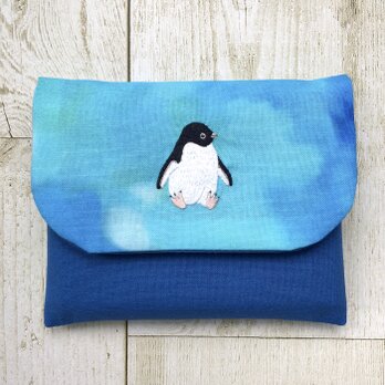 お座りアデリーペンギンの刺繍ポケットティッシュケース（オーシャン）の画像