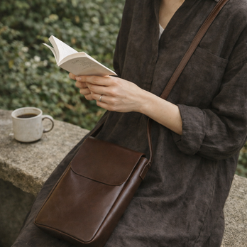 本革 マップバッグ／ダークブラウン静かな深みを纏う、縦長レザーショルダー