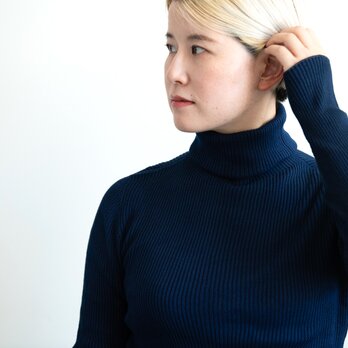【藍染め】Organic Cotton無縫製バイカラーリブタートルセーターの画像