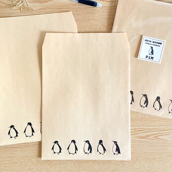 キングペンギンの茶封筒 角5封筒〈10枚入〉クラフト封筒 事務封筒 手紙 郵送 梱包資材 動物 イラスト 柄入り 可愛いの画像