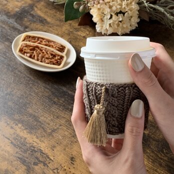 ブラウン　スリーブ　カップホルダー　コンビニコーヒー　　ニット　手編み　カバー　タッセル　ギフトの画像