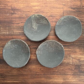 黒橡釉&黒錆紋「紬−背守り−」　豆皿　(80㎜ round saucer)No.1〜4の画像