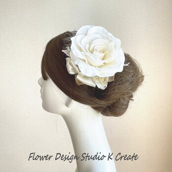 清楚な白い薔薇とふわふわフェザーのヘアクリップ　白いバラ　発表会　ヘアクリップ　ヘッドドレス　白　バラ　薔薇　エトワールの画像