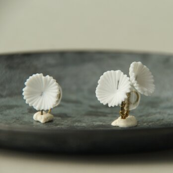 白い不思議な花の耳飾り　左耳２輪の画像