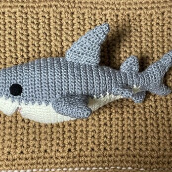 かぎ針編み海洋生物ホオジロザメかわいい編みぐるみ (Lサイズ)の画像