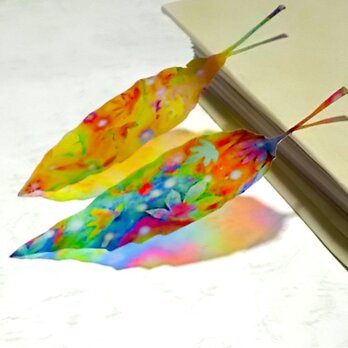 彩の葉っぱの栞(しおり)　2枚セット　透明なパステルアートのブックマークの画像