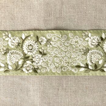 インド刺繍リボン50cm切り売り　ライトグリーンフラワー7.5cm幅　R-0768　花の画像
