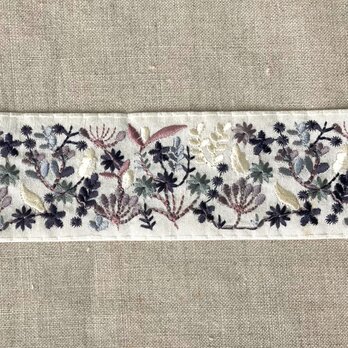 インド刺繍リボン50cm切り売り　くすみフラワー 4.9cm幅　R-0766　花の画像