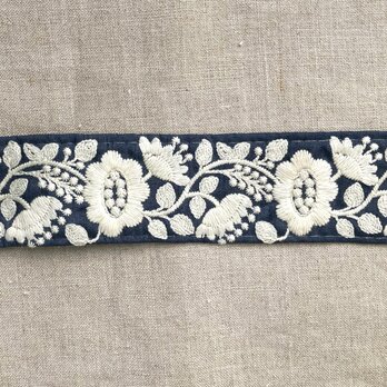 インド刺繍リボン50cm切り売り　ネイビーブルー フラワー4.6cm幅　R-0765　花の画像
