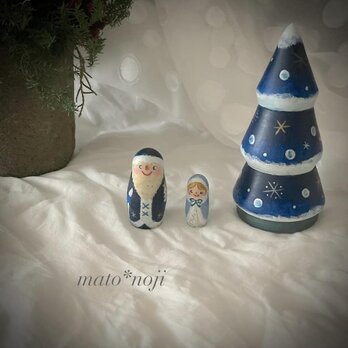 青いサンタとクリスマスツリーマトリョーシカ　３人組の画像