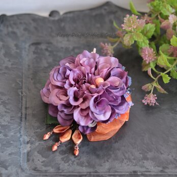 パープルのダリアとビーズフリッジのコサージュ　パーティ　結婚式　発表会　紫　パープル　コサージュ　ダリアの画像
