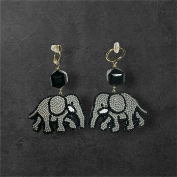小さなゾウさんのビーズ刺繍とドイツ製キューブビーズのイヤリング　(リュネビル刺繍)　の画像