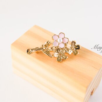 『ゴールドの輝きに浮かぶピンク桜ブローチ』の画像