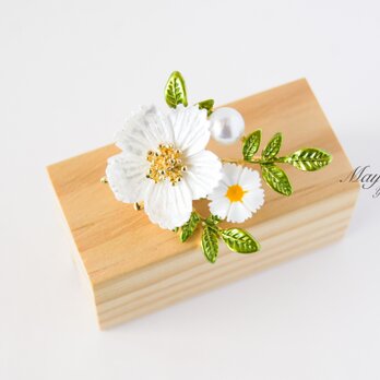 『白花の春・優美な白い花ブローチ』の画像