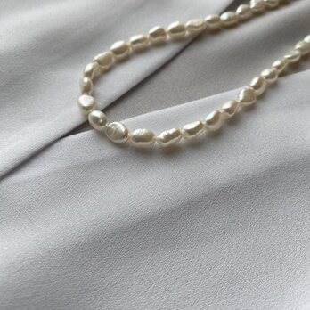 Pearls Necklaces:普段使いの淡水バロックパールネックレス　ホワイトパールオーバルバロック長さ40cmの画像