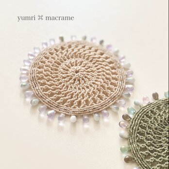 yumri ⌘ macrame しずく型ガラスビーズコースター［ライトベージュ］の画像