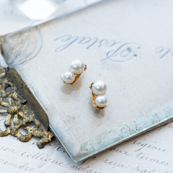 Glass pearl earringsの画像