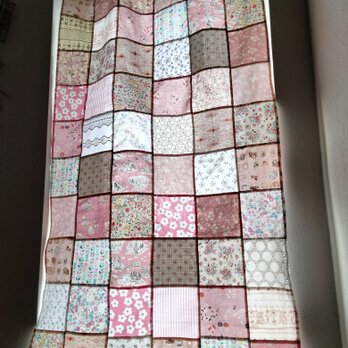 ♥ベビーピンクの可愛い布たち♥ピンクインテリア♥ランダムパッチワークカーテン　の画像