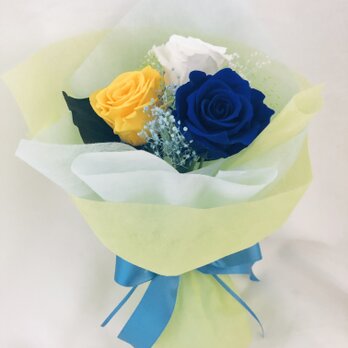 プリザーブドフラワー3色の薔薇とかすみ草の花束（花束ラッピングでお届け）の画像
