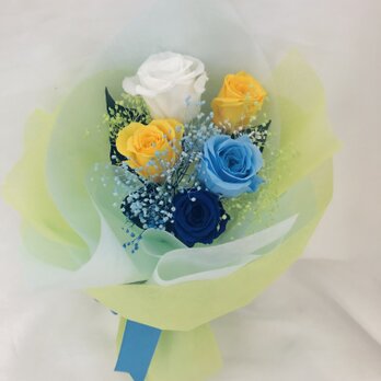 プリザーブドフラワー3色の薔薇とかすみ草の花束（花束ラッピングでお届け）の画像