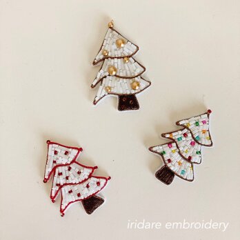 ビーズ刺繍クリスマスツリーブローチ（ホワイト×レッド）の画像