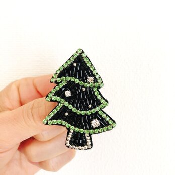 ビーズ刺繍クリスマスツリーブローチ（ブラック×グリーン）の画像