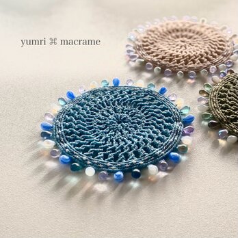 yumri ⌘ macrame しずく型ガラスビーズコースター［ライトブルー］の画像