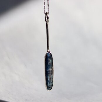 藍色カイヤナイトのネックレスの画像
