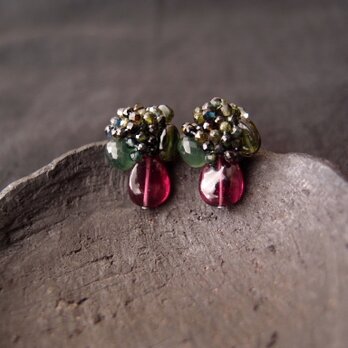 【天然石刺繍／ピアス】Rhodolite Garnet × Tourmaline Earringsの画像