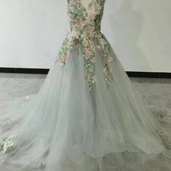 美品！ウェディングドレス 可憐な花刺繍 グレー ノースリーブ Vネックドレス ファスナー エレガント 優しいの画像