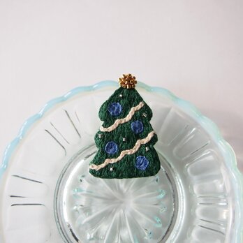 ［新作◎在庫1点あり］クリスマスツリーの刺繍ブローチ（blue×green）の画像