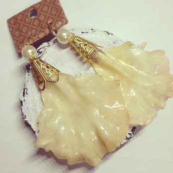 生花のイヤリング（オフホワイト）