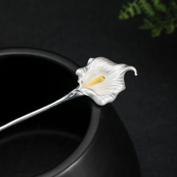オランダカイウの花びらを再現したかんざし - 華やかなアクセサリーK078の画像