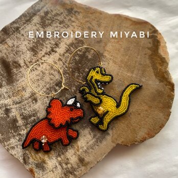 恐竜　ティラノサウルスとトリケラトプスのビーズ刺繍ピアス　オレンジ×イエロー　(リュネビル刺繍)の画像