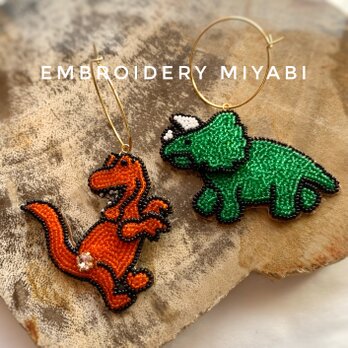 恐竜　ティラノサウルスとトリケラトプスのビーズ刺繍ピアス　オレンジ×グリーン　(リュネビル刺繍)の画像